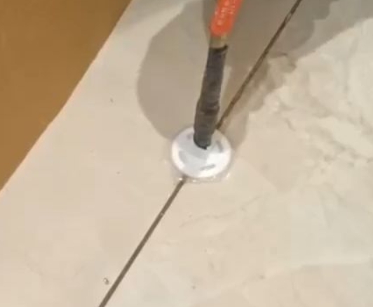 那曲瓷砖空鼓维修公司专业解答瓷砖在铺贴过程中，如果没有涂抹均匀到位的粘结材料（如水泥砂浆或瓷砖胶），可能会导致以下问题
